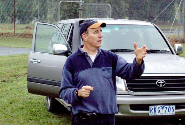 02-Laurie revs up the convoy for our 4WD trip
