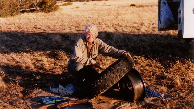 24-Sue (Gumnut) repairs a puncture at Brushcutters Flat