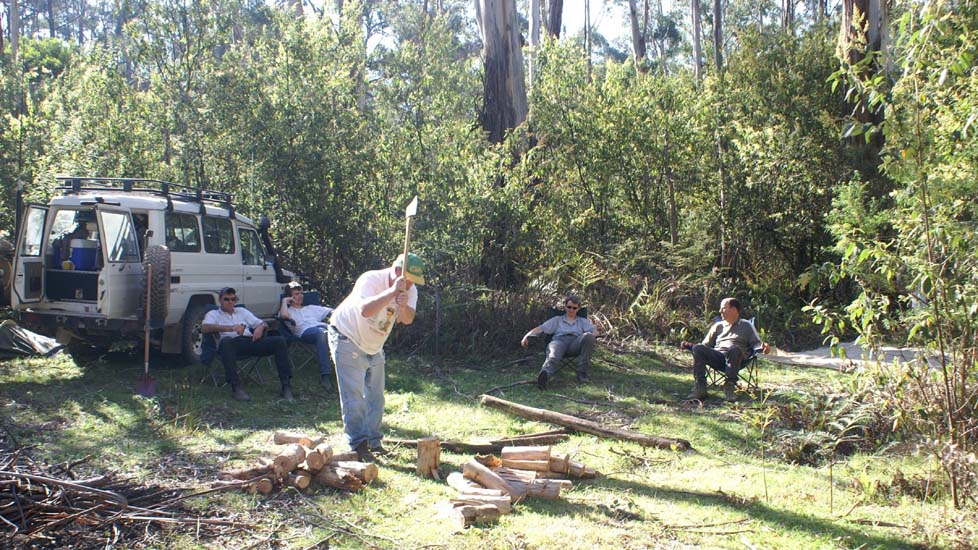 20-Marty shows his bushman skills to the relaxing convoy